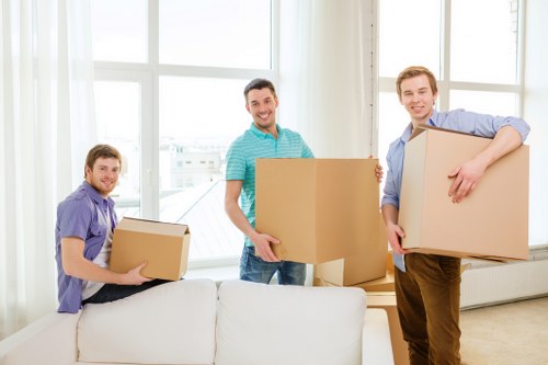 Well-arranged storage unit for household belongings